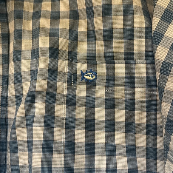 Bundle of 4 button down shirts - fit like XXL - Picture 3 of 11